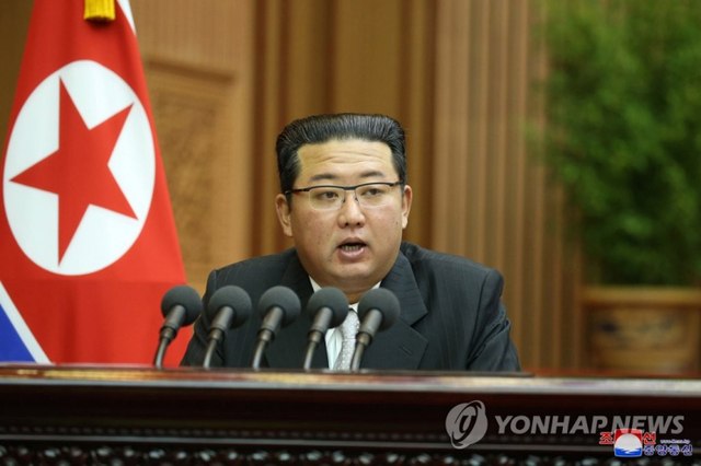 김정은 북한 노동당 총비서가 최고인민회의에서 시정연설을 하고 있다. (출처: 뉴시스)