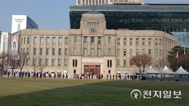 [천지일보=양효선 기자] 지난 7일 오전 서울시청 앞에 마련된 서울광장 코로나19 선별진료소에서 시민들이 검사를 받기 위해 줄을 서 있다. ⓒ천지일보 2021.12.8