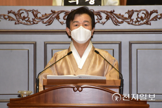 조규일 시장이 22일 오후 2시 진주시의회에서 열린 제234회 제2차 진주시의회 정례회 1차 본회의에서 2022년도 시정운영방향과 예산안 내용을 발표하고 있다. (제공: 진주시) ⓒ천지일보 2021.11.22