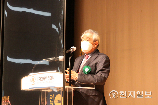 11일 서울 용산구청 소극장에서 대한웅변인협회 주최로 제33회 전국웅변스피치대회가 열린 가운데 권태오 심사위원장이 심사평을 하고 있다. ⓒ천지일보 2021.12.14