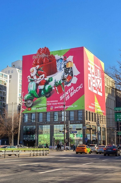 성수동 ‘메가박스 스퀘어 성수’ 건물 전면에 설치된 파리바게뜨 크 리스마스 랩핑. (제공: 파리바게뜨)
