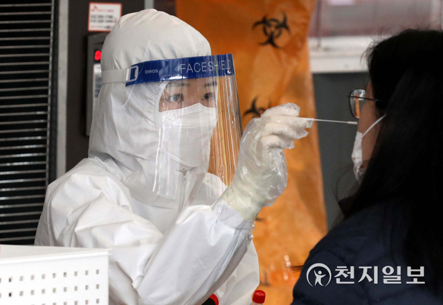 [천지일보=남승우 기자] 쌀쌀한 날씨를 보인 14일 오전 서울역 광장 임시 선별검사소에서 의료진이 검체 채취를 하고 있다. 한편 이날 신종 코로나바이러스 감염증(코로나19) 신규 확진자는 5567명으로 집계됐다. 위중증 환자 수는 906명, 사망자 수는 94명으로 역대 최다 수치를 기록했다. ⓒ천지일보 2021.12.14