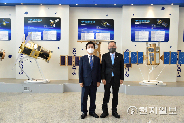 14일 조규일 진주시장(왼쪽)이 이상률 한국항공우주연구원장과 항우연을 둘러본 뒤 기념촬영을 하고 있다. (제공: 진주시) ⓒ천지일보 2021.12.14