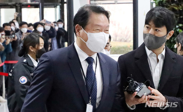 최태원 SK 회장이 15일 오전 SK실트론 지분 인수 과정에서 발생한 사익편취 논란에 대해 직접 소명하기 위해 전원회의가 열리는 세종시 정부세종청사 공정거래위원회에 들어서고 있다. (출처: 뉴시스)