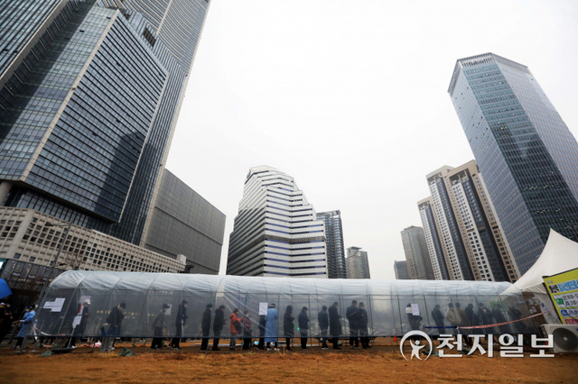 [천지일보=남승우 기자] 신종 코로나바이러스 감염증(코로나19) 신규 확진자가 7850명, 위중증 환자 수가 964명으로 집계되면서 역대 최다를 기록한 15일 오전 서울 용산역 임시 선별검사소에서 시민들이 검사를 받기 위해 줄을 서서 기다리고 있다. ⓒ천지일보 2021.12.15