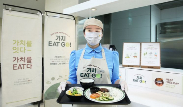 지난 8일 여의도 소재 구내식당에서 아워홈 영양사가 ‘비건스테이크’를 선보이고 있다. (제공: 아워홈)