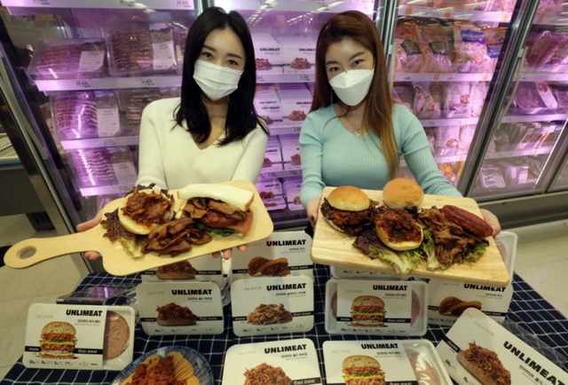 모델들이 대체육 제품을 선보이고 있다. (제공: 이마트)