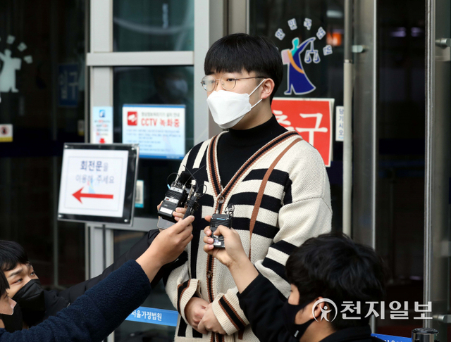 [천지일보=남승우 기자] 수능 과학탐구 영역 생명과학Ⅱ 20번 문항 오류를 제기한 수험생들 중 임준하씨가 15일 오후 서울 서초구 서울행정법원에서 열린 2022 대학수학능력시험 정답결정처분 취소소송 1심 선고에서 원고승소 판결을 받은 뒤 법원 앞에 나와 입장을 밝히고 있다. ⓒ천지일보 2021.12.15