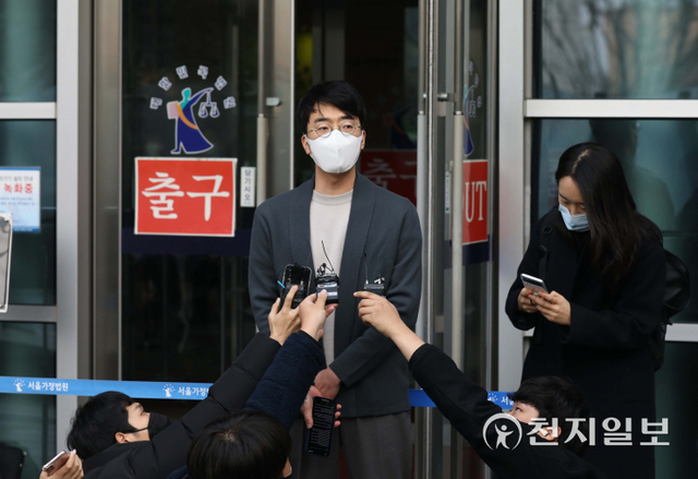 [천지일보=남승우 기자] 수능 과학탐구 영역 생명과학Ⅱ 20번 문항 오류를 제기한 손경호 이투스 강사가 15일 오후 서울 서초구 서울행정법원에서 열린 2022 대학수학능력시험 정답결정처분 취소소송 1심 선고에서 원고승소 판결을 받은 뒤 법원 앞에 나와 입장을 밝히고 있다. ⓒ천지일보 2021.12.15