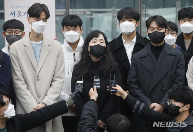 15일 ‘대학수학능력시험(수능) 과학탐구영역 생명과학Ⅱ 20번 문항의 정답을 취소해야 한다’는 법원의 1심 판결이 나왔다. 사진은 김정선 변호사와 학생들이 지난 10일 서울행정법원에서 열린 ‘2022 수능 과학탐구 생명과학Ⅱ 20번 문항 관련 한국교육과정평가원 정답결정처분 취소소송’ 첫 변론을 마친 뒤 법원을 나와 취재진 질문에 답하고 있는 모습. (출처: 뉴시스)