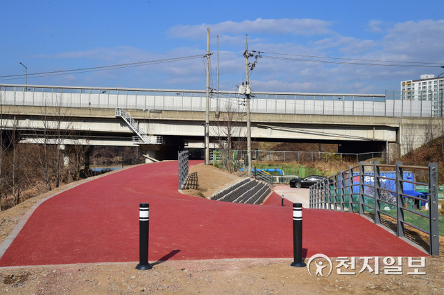 개설공사를 마친 영천교 하부 자전거·보행자 겸용도로. (제공: 진주시) ⓒ천지일보 2021.12.15