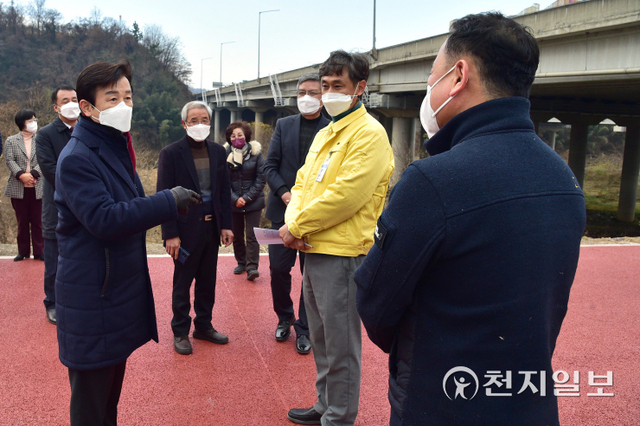 조규일 진주시장(왼쪽)이 개설공사를 마친 영천교 하부 자전거·보행자 겸용도로를 찾아 사업현황을 점검하고 있다. (제공: 진주시) ⓒ천지일보 2021.12.15