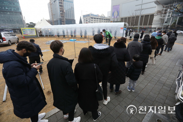 [천지일보=남승우 기자] 신종 코로나바이러스 감염증(코로나19) 신규 확진자가 7850명, 위중증 환자 수가 964명으로 집계되면서 역대 최다를 기록한 15일 오전 서울 용산역 임시 선별검사소에서 시민들이 검사를 받기 위해 줄을 서서 기다리고 있다. ⓒ천지일보 2021.12.15