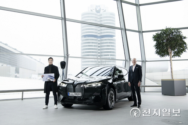 BMW그룹이 지난 6일 독일 뮌헨 BMW 벨트에서 100만번째 전기화 차량으로 BMW iX를 고객에게 인도해 BMW그룹 전기화 모델의 누적 판매 100만대를 돌파했다고 15일 밝혔다. (제공: BMW코리아) ⓒ천지일보 2021.12.15
