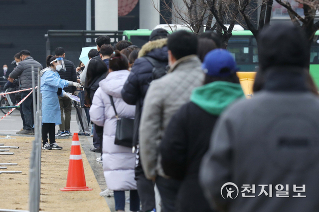 [천지일보=남승우 기자] 신종 코로나바이러스 감염증(코로나19) 신규 확진자가 7850명, 위중증 환자 수가 964명으로 집계되면서 역대 최다를 기록한 15일 오전 서울 용산역 임시 선별검사소에서 의료진이 시민들에게 검사 안내를 하고 있다. ⓒ천지일보 2021.12.15