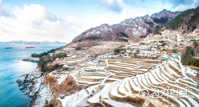 [천지일보 진주=최혜인 기자] 밤사이 내린 눈으로 7일 오전 남해군 가천 다랭이마을에 눈이 하얗게 쌓여 있다. (제공: 남해군) ⓒ천지일보 2021.1.7