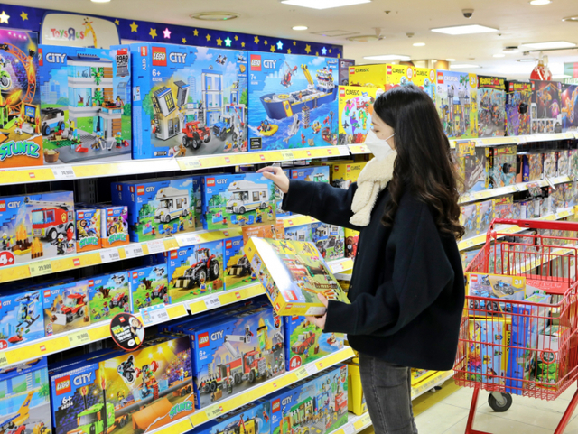 고객이 롯데마트 토이저러스에서 완구 제품을 고르고 있다. (제공: 롯데쇼핑)