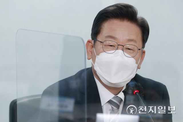 [천지일보=박준성 기자] 더불어민주당 이재명 대선 후보가 16일 서울 여의도 더불어민주당 중앙당사에서 열린 인터넷 언론사 공동인터뷰에서 취재진의 질문에 답하고 있다. (공동취재사진) ⓒ천지일보 2021.12.16