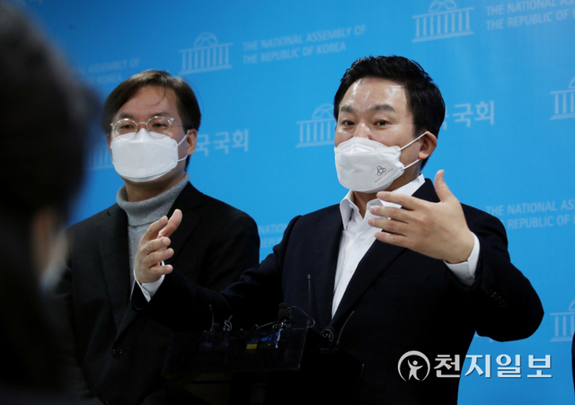 [천지일보=박준성 기자] 국민의힘 원희룡 중앙선대위 정책총괄본부장이 16일 서울 여의도 국회 소통관에서 대장동 의혹 관련 긴급 기자회견을 마친 뒤 취재진의 질문에 답하고 있다. ⓒ천지일보 2021.12.16