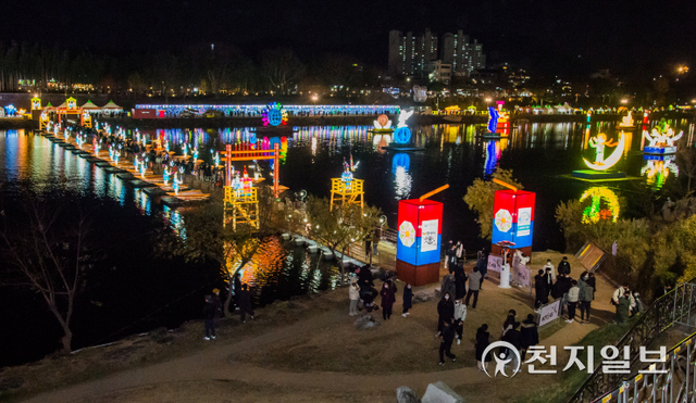 지난 4일부터 열리고 있는 2021 진주남강유등축제 모습. ⓒ천지일보 2021.12.10