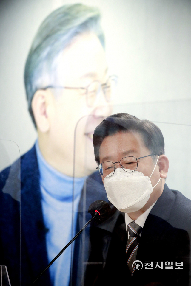 [천지일보=박준성 기자] 더불어민주당 이재명 대선 후보가 16일 서울 여의도 더불어민주당 중앙당사에서 열린 인터넷 언론사 공동인터뷰에서 취재진의 질문에 답하고 있다. (공동취재사진) ⓒ천지일보 2021.12.16