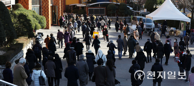 [천지일보=남승우 기자] 12일 오후 서울 영등포구 여의도순복음교회에서 예배를 마친 교인들이 교회를 나서고 있다. 종교시설, 숙박시설 등 일부 시설에 대해서는 신종 코로나바이러스 감염증(코로나19) 확산 방지를 위한 방역패스(접종증명·음성확인제)가 적용되지 않는다.한편 오늘을 끝으로 식당·카페 등 다중이용시설 16곳에 적용 중인 방역패스(접종증명·음성확인제) 계도기간이 종료된다. 13일 오전 0시부터는 백신 미접종자, PCR검사 음성확인서 없이 식당·카페 등 16종의 다중이용시설을 이용하다가 적발되면 과태료를 물린다. 수기명부는 허용되지 않으며, 전자출입명부와 안심콜 사용이 원칙이다. ⓒ천지일보 2021.12.12