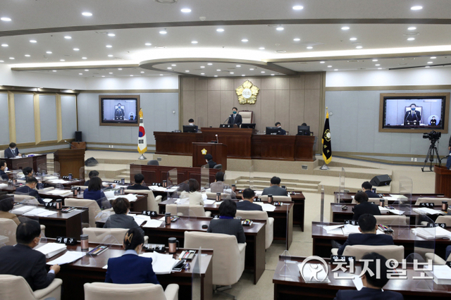 수원시의회가 16일 제363회 제2차 정례회를 폐회하고 있다. (제공: 수원시의회) ⓒ천지일보 2021.12.16