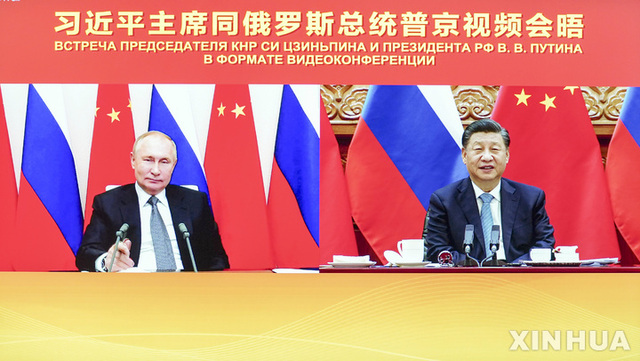[베이징=신화/뉴시스]시진핑 중국 국가주석과 블라디미르 푸틴 러시아 대통령이 15일(현지시간) 화상 정상회담을 진행하고 있다. 2021.12.15.