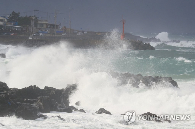 17일 제주시 용담해안도로 앞 갯바위에 강한 파도가 휘몰아치고 있다. (출처: 연합뉴스)