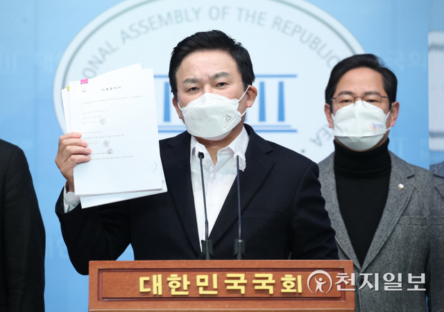 [천지일보=박준성 기자] 국민의힘 원희룡 중앙선대위 정책총괄본부장이 16일 서울 여의도 국회 소통관에서 대장동 의혹 관련 긴급 기자회견을 갖고 있다. ⓒ천지일보 2021.12.16