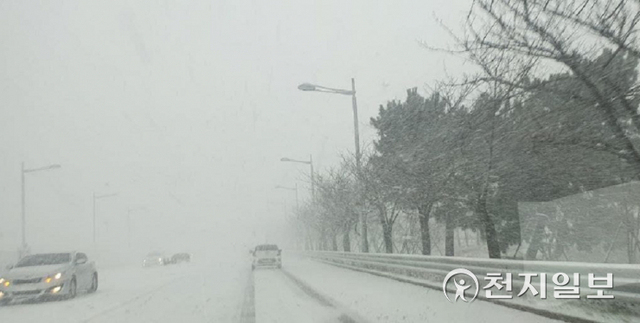 [천지일보 인천=김미정 기자] 수도권을 중심으로 대설특보가 발효된 18일 오후 2시 30분경 함박눈이 앞이 보이지 않을 정도로 내리는 인천 중구 해안남로에서 차량들이 비상깜박이를 켜고 거북이걸음으로 달리고 있다. ⓒ천지일보 2021.12.18