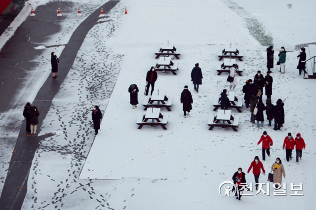 [천지일보=원민음 기자] 서울을 비롯한 수도권 서부에 18일 올겨울 첫 대설주의보가 발효된 가운데 서울 용산구 청파동 국립극단에서 시민들이 눈 내리는 것을 반기고 있다.대설 주의보는 24시간 내 새로 내린 눈이 5㎝ 이상 쌓일 것으로 예상될 때 내린다. ⓒ천지일보 2021.12.18