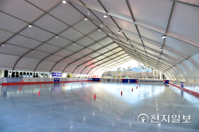 초전동 실내체육관 남측광장 인근 야외스케이트·썰매장 모습. (제공: 진주시) ⓒ천지일보 2021.12.19
