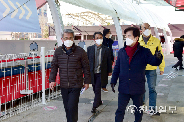 조규일 진주시장(오른쪽)이 18일 야외스케이트장을 방문해 코로나19 방역 조치사항을 점검하고 있다. (제공: 진주시) ⓒ천지일보 2021.12.19