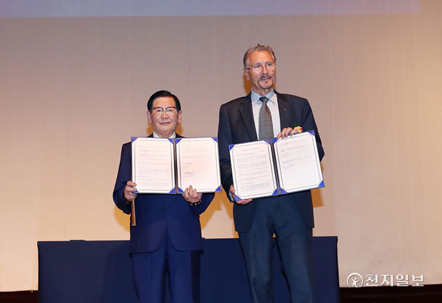 2018년 9월 20일 레반트문화문명연구소와 HWPL이 MOU를 체결한 가운데 이 대표(왼쪽)과 에밀 전 대통령이 양해각서에 서명한 후 기념 사진을 촬영하고 있다. (제공: HWPL) ⓒ천지일보 2021.12.20