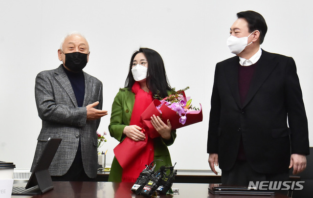 윤석열 국민의힘 대선 후보가 20일 서울 여의도 새시대준비위원회 사무실에서 새시대준비위 수석부위원장으로 합류한 신지예 한국여성정치네트워크 대표 환영식을 하고 있다. (출처: 뉴시스)