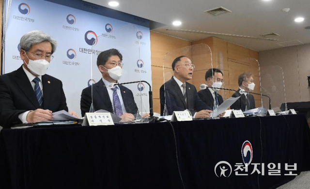 홍남기 경제부총리 겸 기획재정부 장관이 20일 오후 정부서울청사 브리핑실에서 열린 2022년 경정 관계부처 합동브리핑에서 2022년 경제정책방향에 대해 발표하고 있다. 왼쪽부터 고승범 금융위원장, 노형욱 국토교통부 장관, 홍 부총리, 문승욱 산업통상자원부 장관, 권칠승 중소벤처기업부 장관 (제공: 기획재정부) ⓒ천지일보 2021.12.21