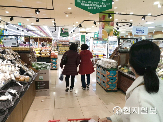 서울 시내 한 대형마트 과일코너에서 시민들이 장을 보고 있다. ⓒ천지일보 2021.11.15