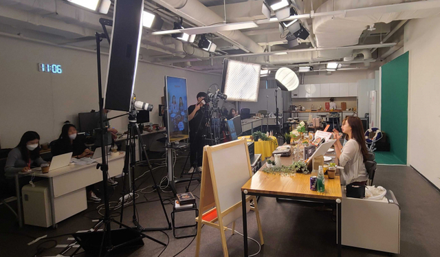 GS샵의 문래라이브가 방송을 제작하고 있다. (제공: GS리테일)