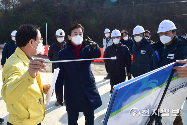 조규일 시장이 지난 20일 ‘경상대-내동 도로 확·포장 공사’ 현장을 방문해 공사 관계자를 격려하고 진행 상황을 점검하고 있다. (제공: 진주시) ⓒ천지일보 2021.12.21