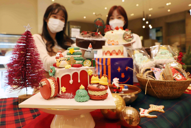 모델들이 신세계백화점 강남점 지하 1층에서 ‘스위트 홀리데이’ 행사 제품인 이색 케이크들을 선보이고 있다. (제공: 신세계백화점)
