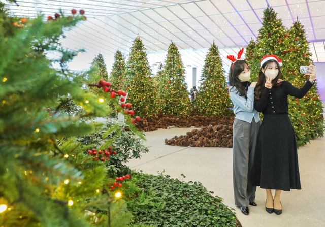 고객들이 지난 19일 오전 서울 양천구 현대백화점 목동점 7층 ‘글라스 하우스’에서 기념사진을 촬영하고 있다. (제공: 현대백화점)