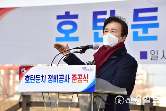 조규일 진주시장이 21일 호탄동 남강 둔치에서 열린 야외무대·산책로 정비공사 준공식에서 축사하고 있다. (제공: 진주시) ⓒ천지일보 2021.12.21