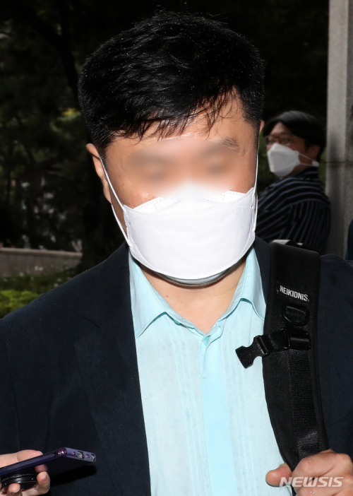 [서울=뉴시스] 김문기 성남도시개발공사 개발1처장이 6일 오후 서울 서초구 서울중앙지방검찰청에 들어서고 있다. 김 처장은 올해 초까지 대장동 개발의 실무 책임을 맡은 인물이다. 2021.10.06.