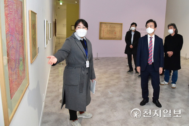 조규일 진주시장이 기획전 개장을 앞둔 지난 20일 시립이성자미술관을 찾아 작품을 둘러보고 있다. (제공: 진주시) ⓒ천지일보 2021.12.21