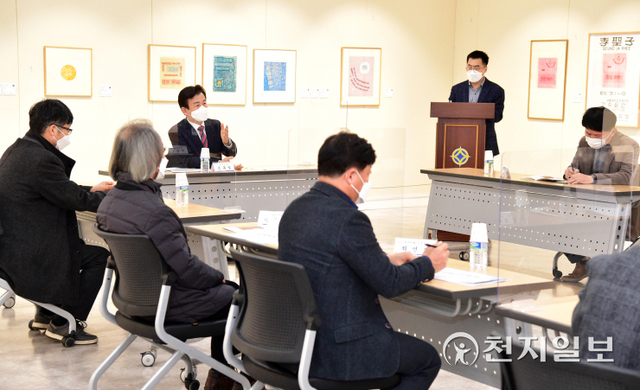 조규일 진주시장이 기획전 개장을 앞둔 지난 20일 시립이성자미술관에서 미술협회, 이성자미술관 운영위원, 학생 등 관련 인사들과 간담회를 열고 있다. (제공: 진주시) ⓒ천지일보 2021.12.21