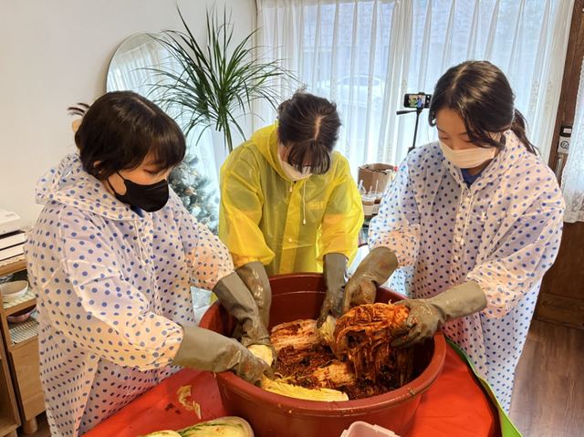 해바라기 봉사단 5기 1조가 지난 21일 부천시 소사구 일대에서 김장김치 만들기 봉사를 진행하고 있다. (제공: bhc치킨)