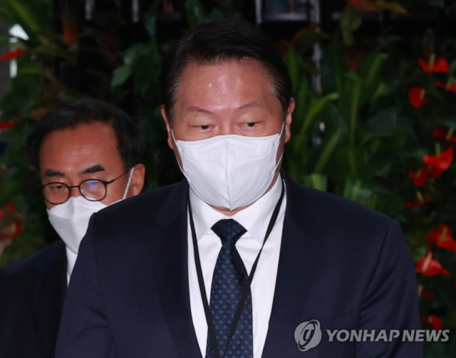 최태원 SK그룹 회장이 15일 오전 정부세종청사 공정거래위원회 심판정에서 열린 'SK실트론 사익편취 의혹' 사건 전원회의에 출석하고 있다. (출처: 연합뉴스)