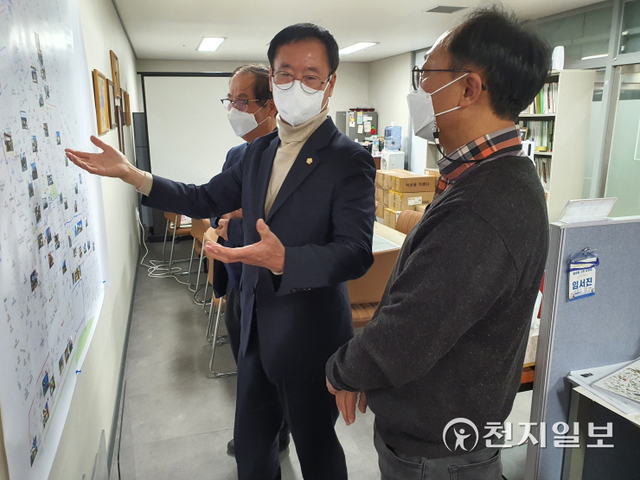 이상영 진주시의회 의장(가운데)이 21일 도시재생지원센터를 방문해 최근 국토부로부터 선정된 중앙지구 도시재생 뉴딜사업 개요를 점검하고 있다. (제공: 진주시의회) ⓒ천지일보 2021.12.22