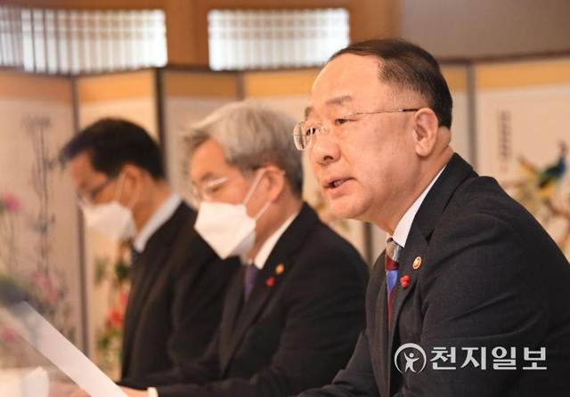 홍남기 경제부총리 겸 기획재정부 장관이 22일 오전 정부서울청사에서 열린 부동산시장 점검 관계장관회의에서 발언하고 있다. (제공: 기획재정부) ⓒ천지일보 2021.12.22